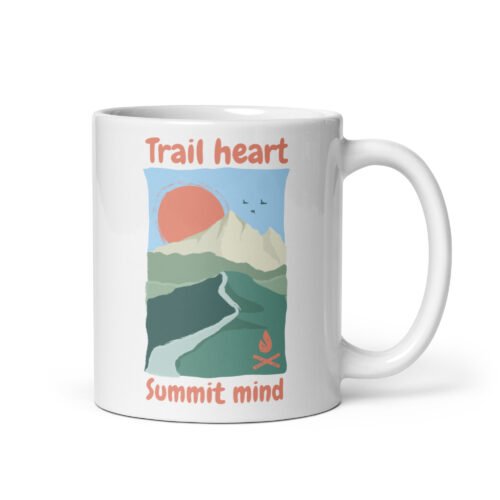 Taza con diseño de montaña, sendero y sol al atardecer.