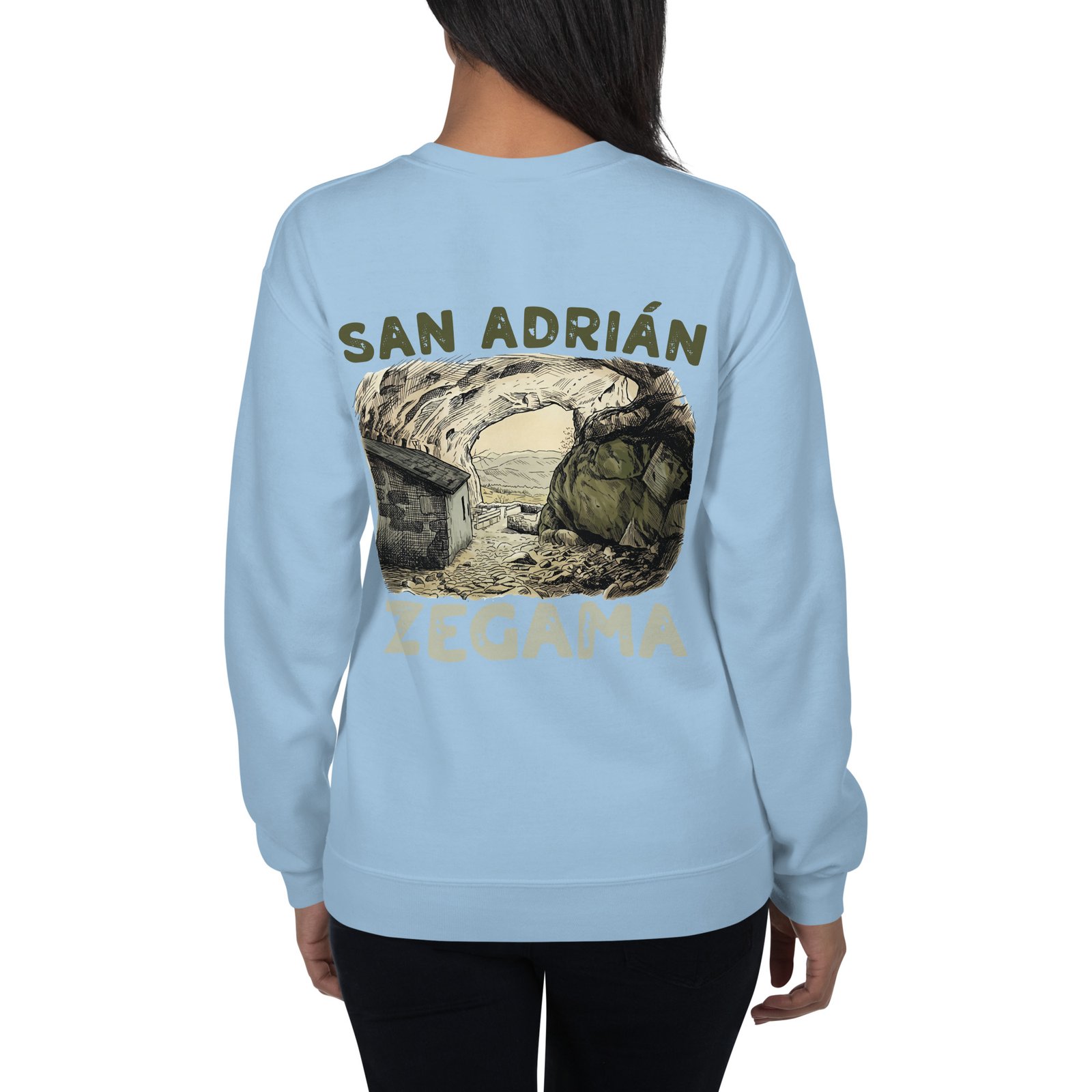 Mujer con sudadera azul clara ilustración San Adrián Zegama en la espalda