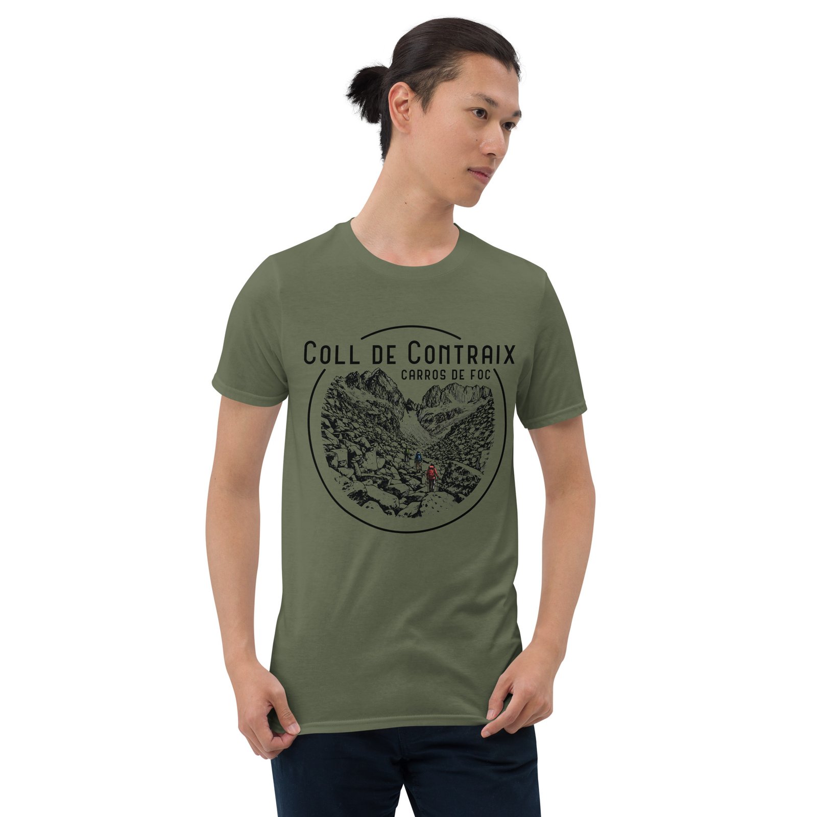 Hombre con camiseta verde 'Coll de Contraix' en fondo de montaña.