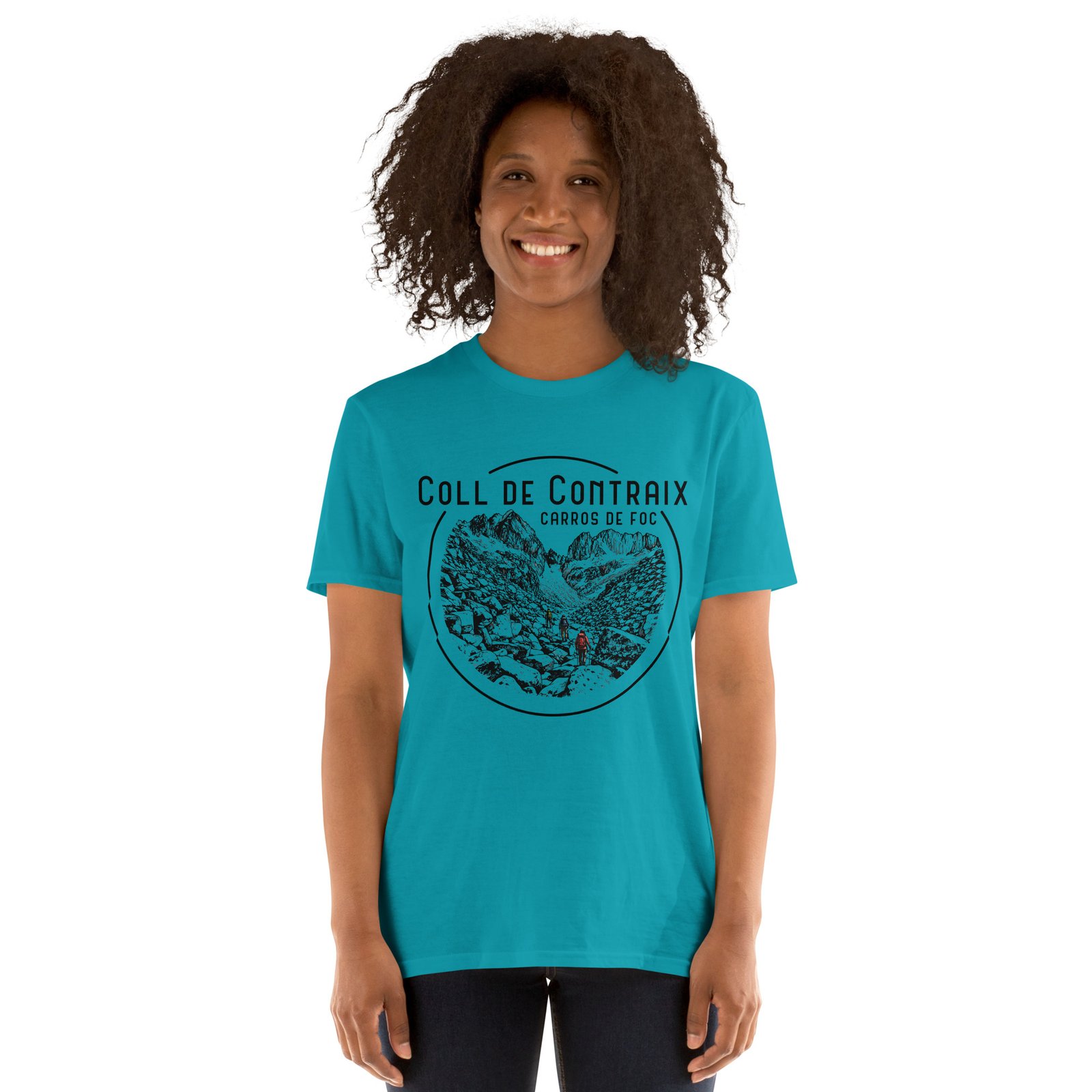 Mujer vistiendo camiseta azul Coll de Contraix Carros de Foc con diseño de montaña